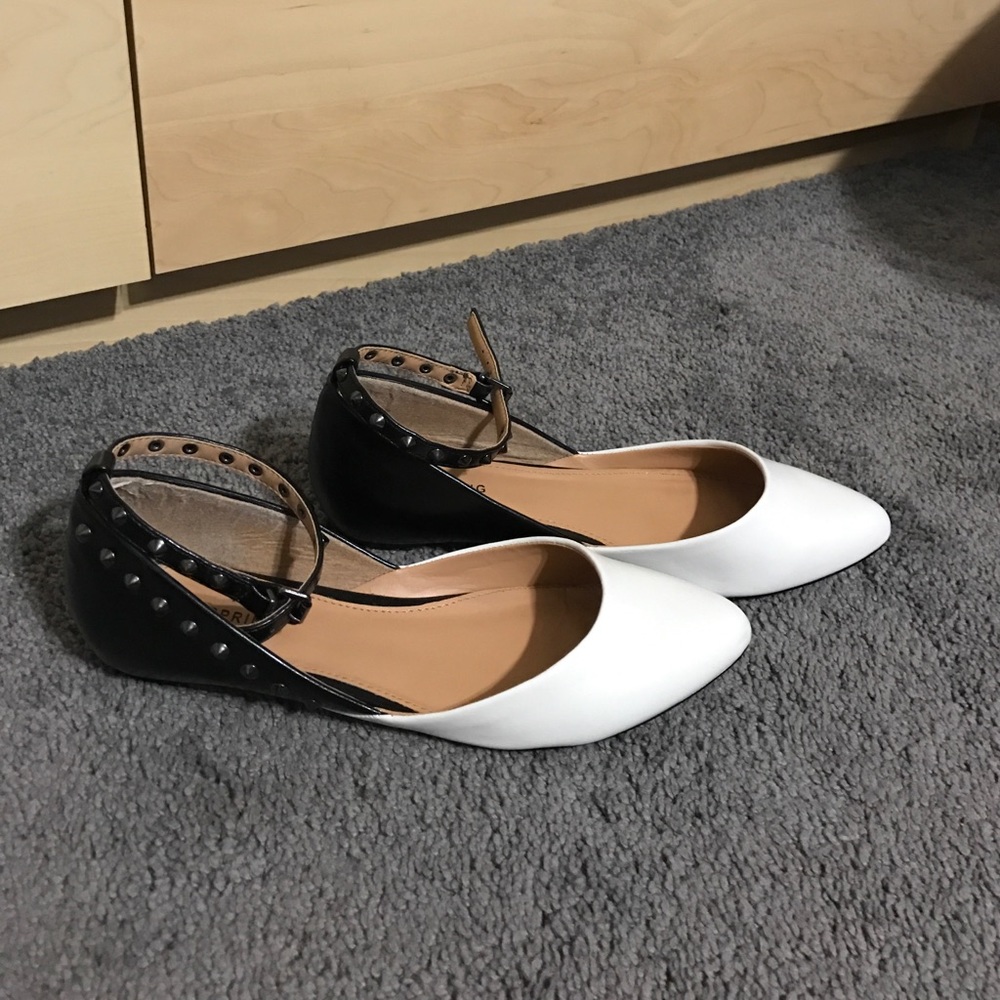 Black and White Flats
