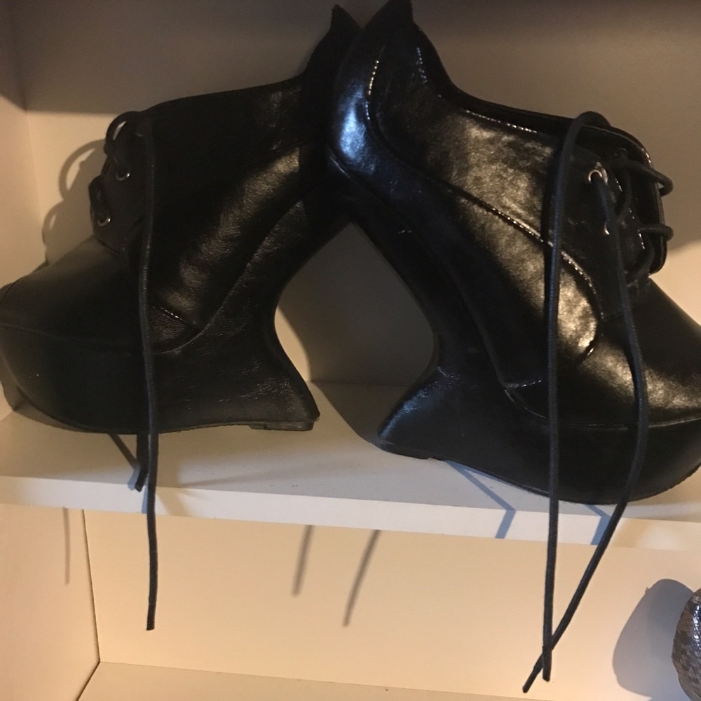 Peak toe heel less wedges