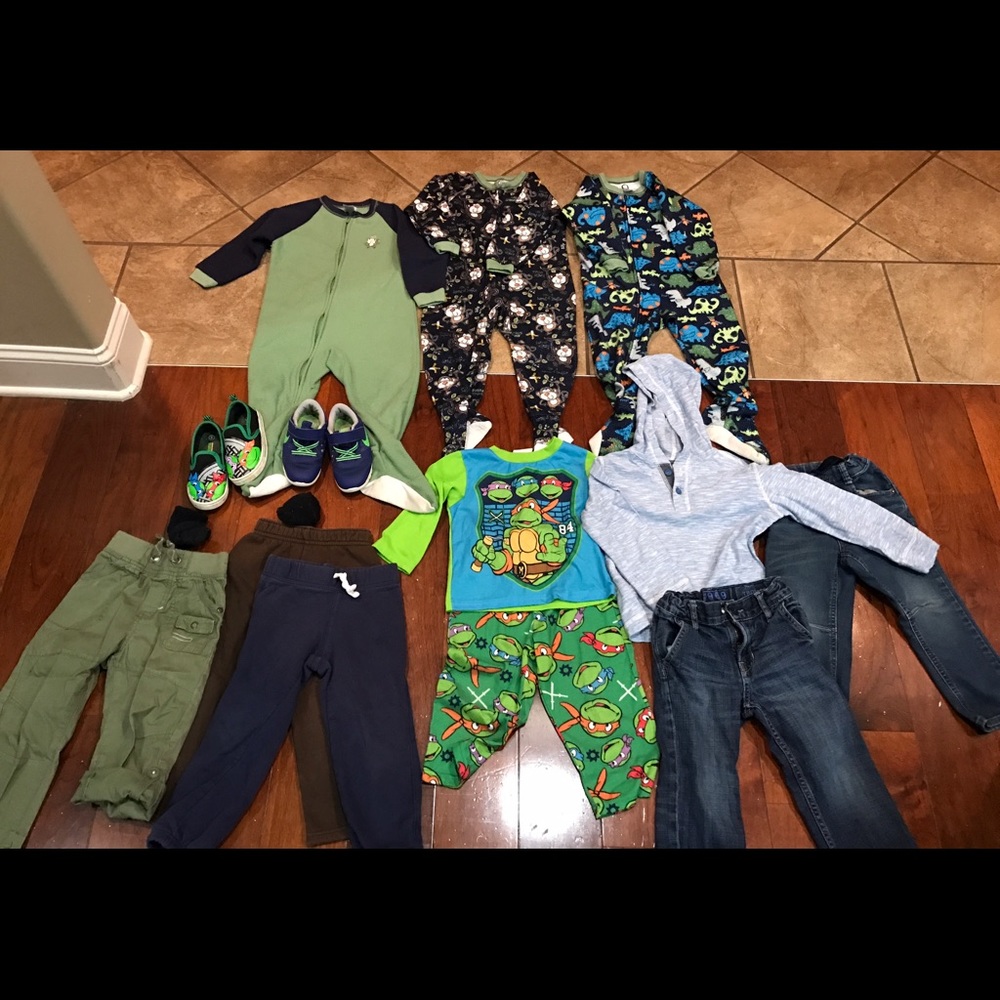 Nike toddler boy sneakers size9/bundle 3T clothes