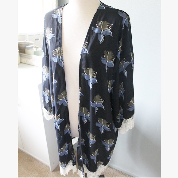 Blue Floral Lace Kimono - Picture 2 of 4