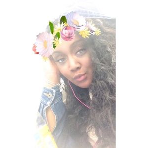 Meet your Posher, Jayuncia