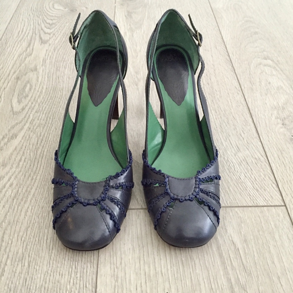 navy blue leather pumps