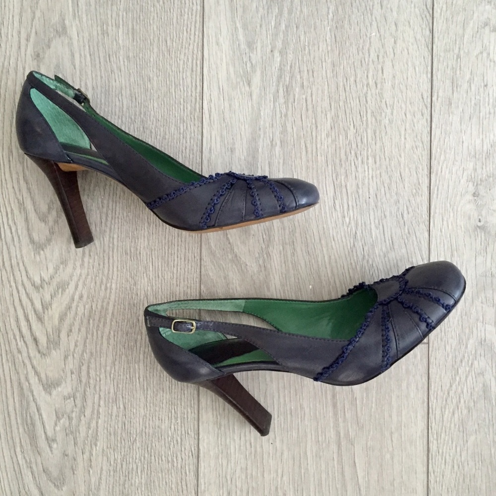 navy blue leather pumps