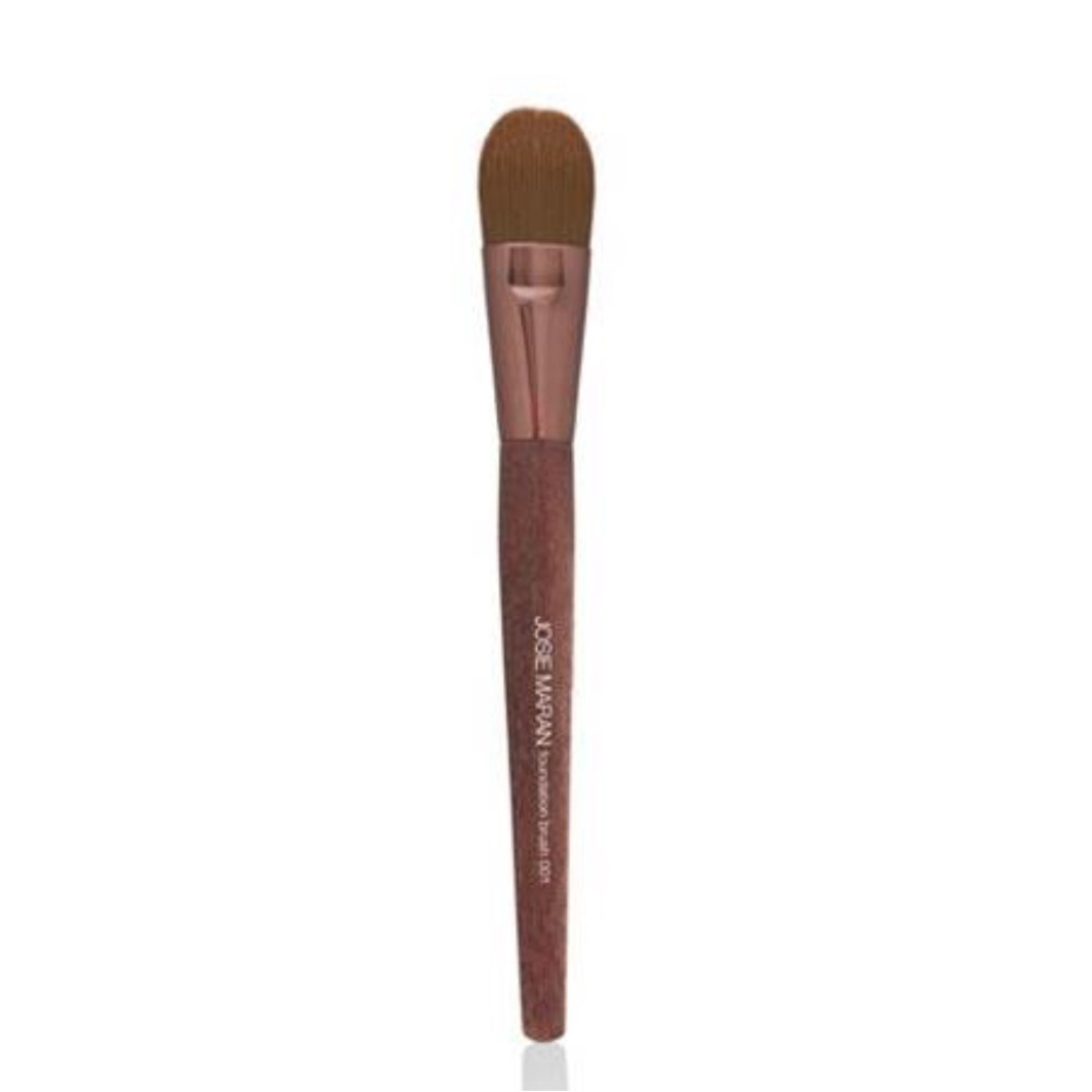 Josie Maran foundation brush 001