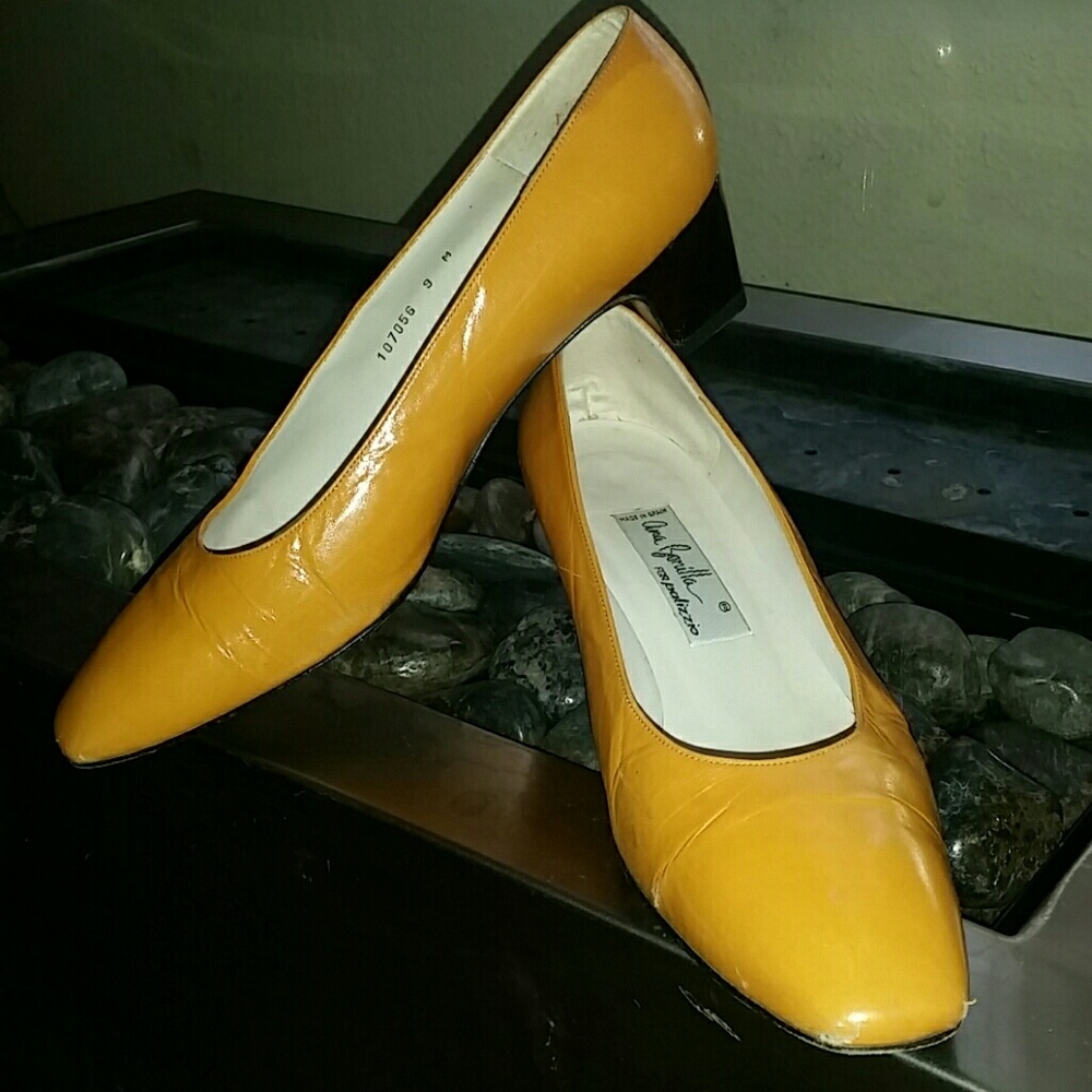 Ana Bonilla Pumps