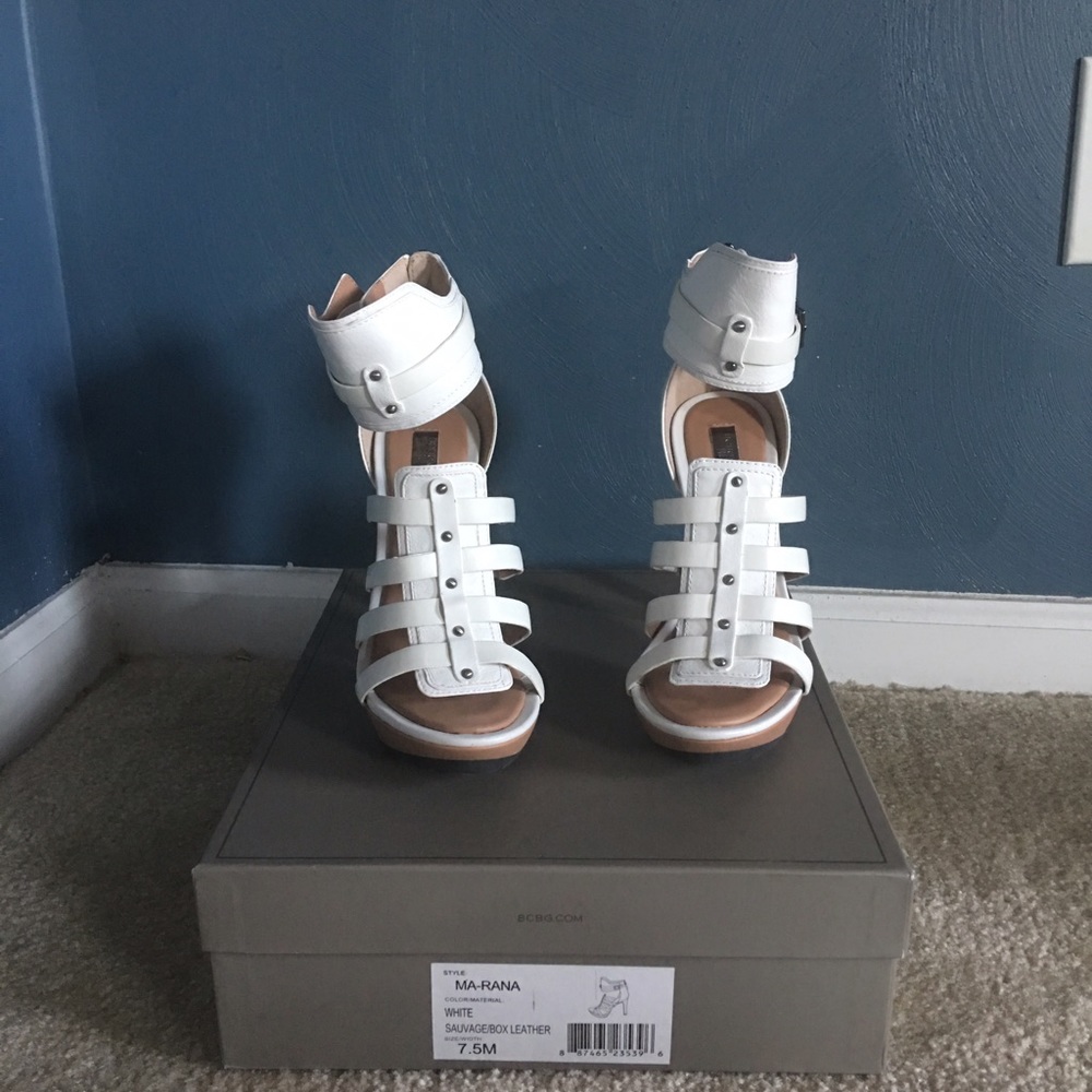 BCBG WHITE AND SILVER HEEL SANDALS