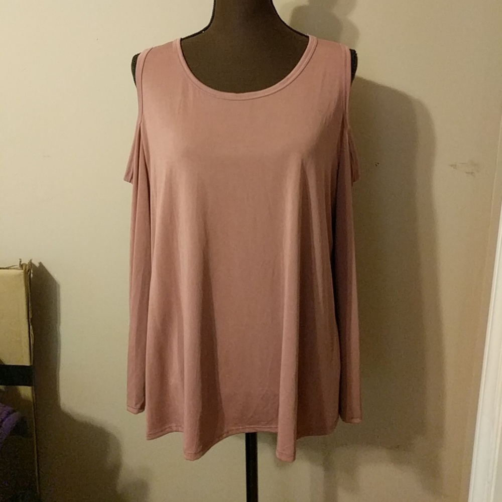 🎉🎉Host pick 4/1/17 Cutout shoulder top