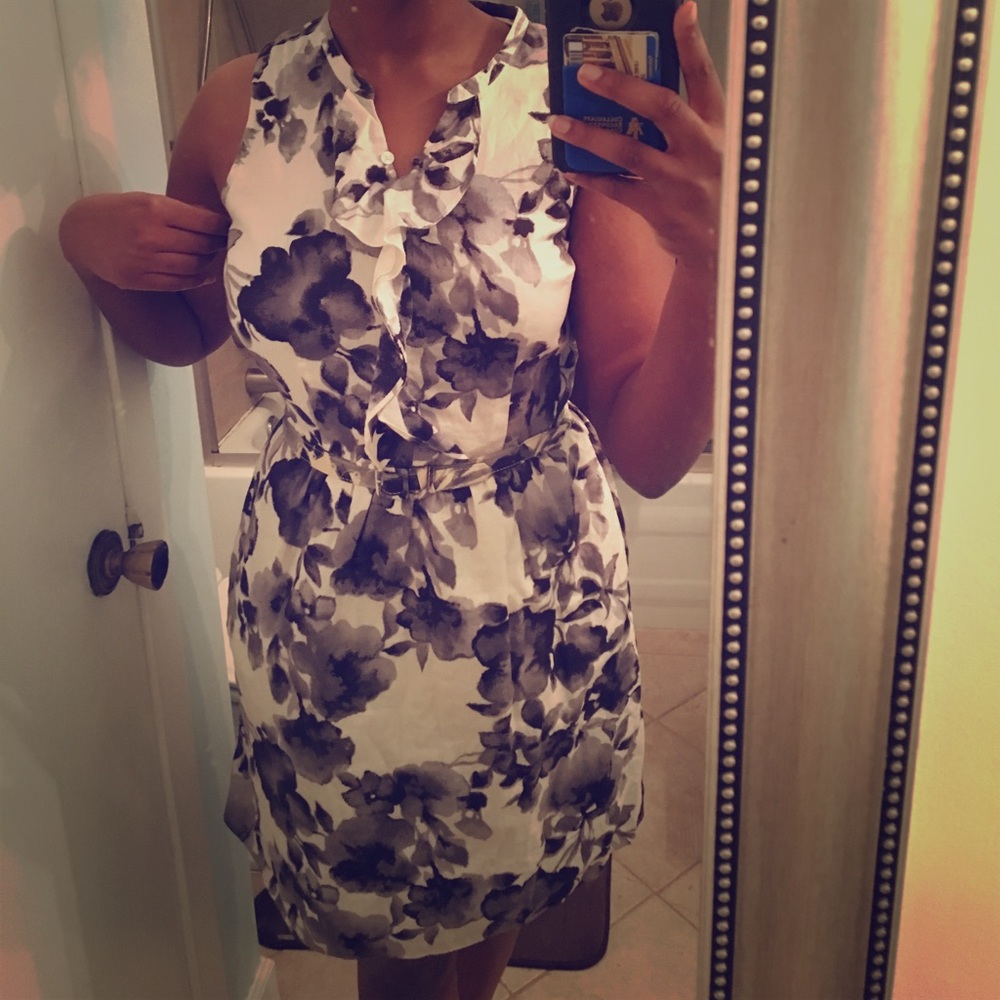 Black and white Floral Loft Dress w/ Pockets!