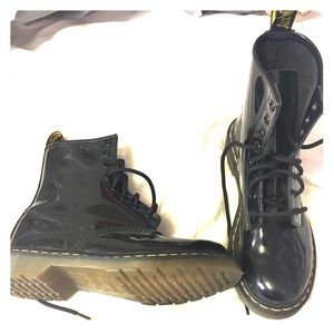 SHINY PATENT LEATHER DR. MARTENS