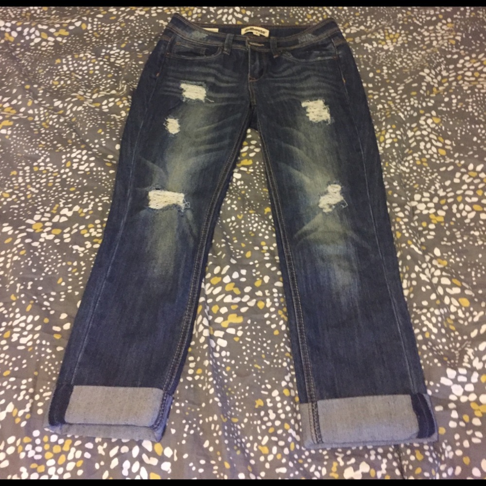 Skinny distressed capris