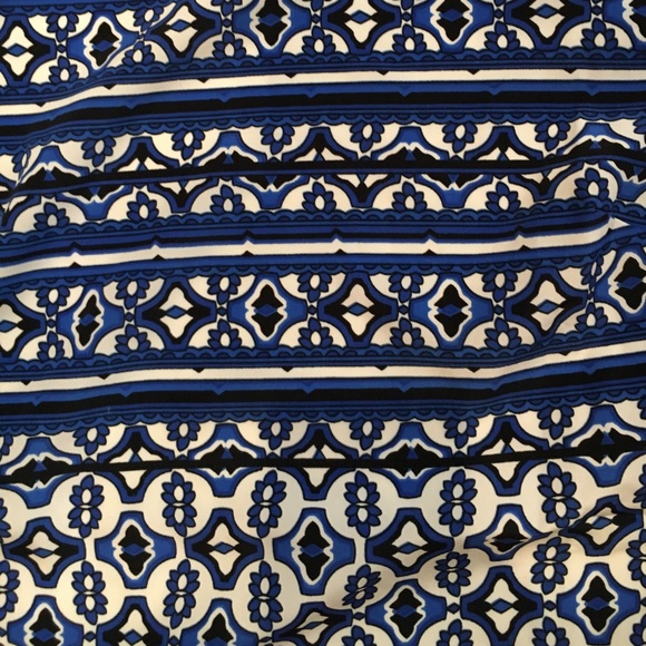 Blue and white pattern blouse - Picture 4 of 6