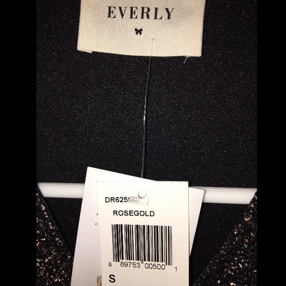 Sold.... NWT Short evening dress - Picture 4 of 6