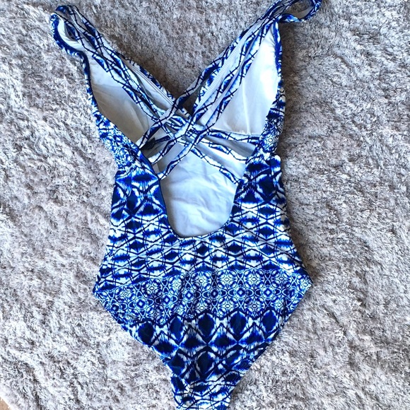 Mio Printed Crisscross-back One-piece Swimsuit - Picture 5 of 6