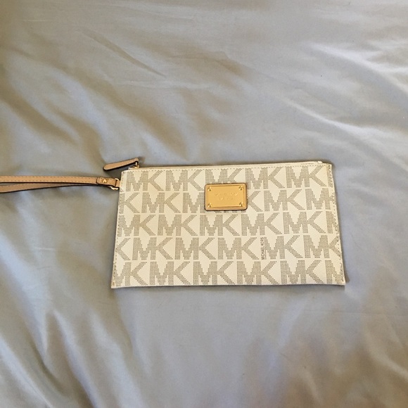 NWOT Michael Kors Envelope Wristlet, Vanilla - Picture 1 of 3