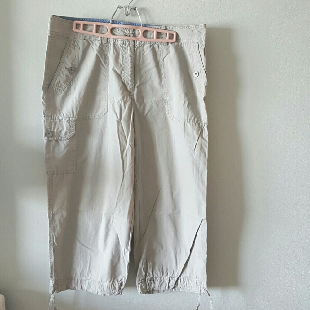 %Cute tie at the bottom cargo Size 14 Nice