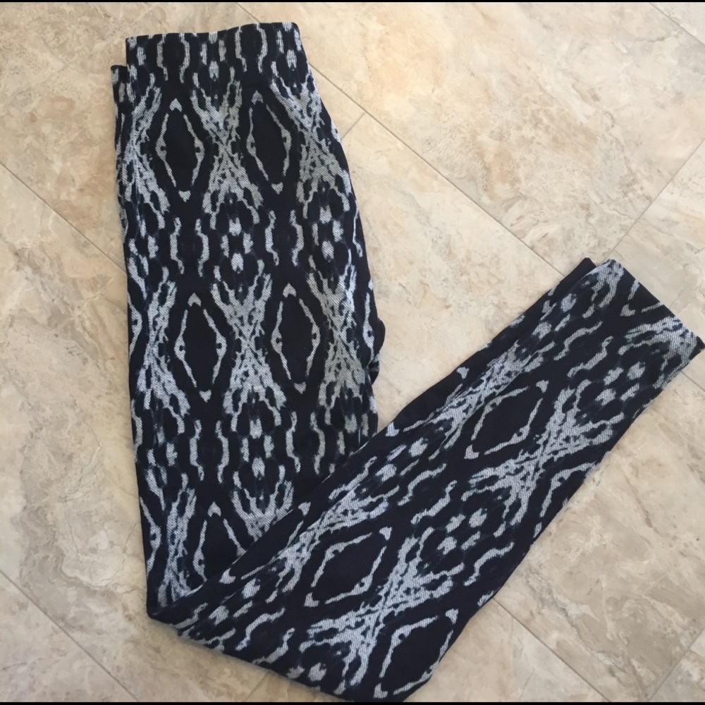 Leggings with geometric print black and grey.