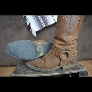 Beautifully broken in Fryes sz 9