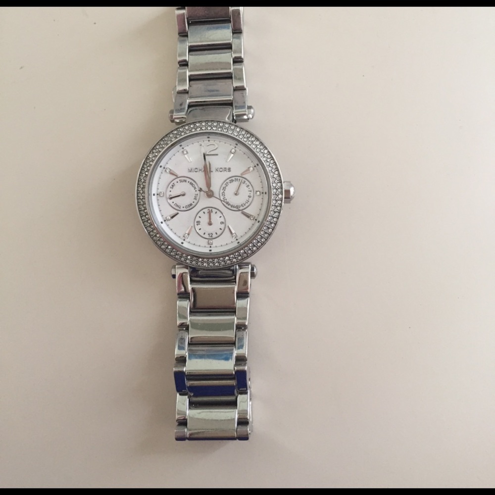 Beautiful Michael Kors Silver Parker watch - Picture 2 of 4