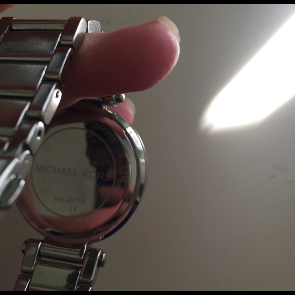 Beautiful Michael Kors Silver Parker watch - Picture 3 of 4
