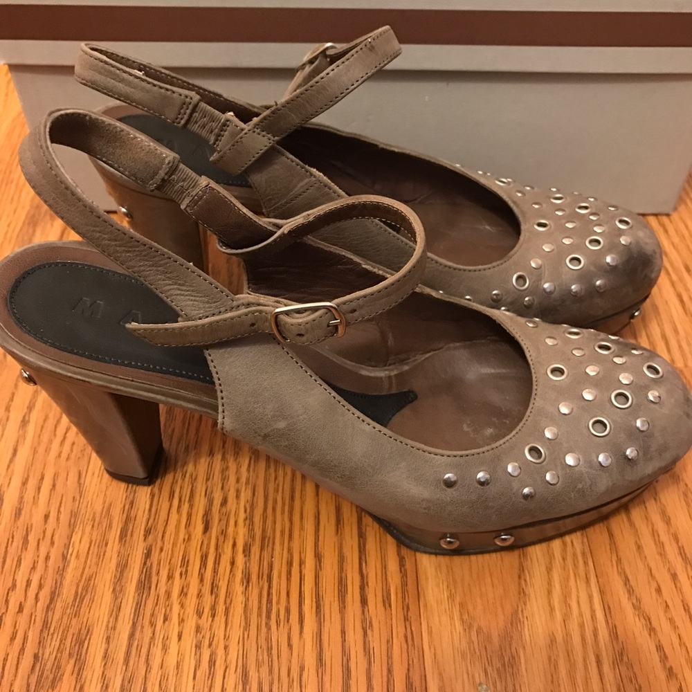 Marni! Size 38! Distressed leather/grommet pumps!