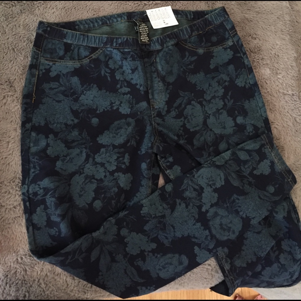 Cute floral denim look leggings HUE nwt