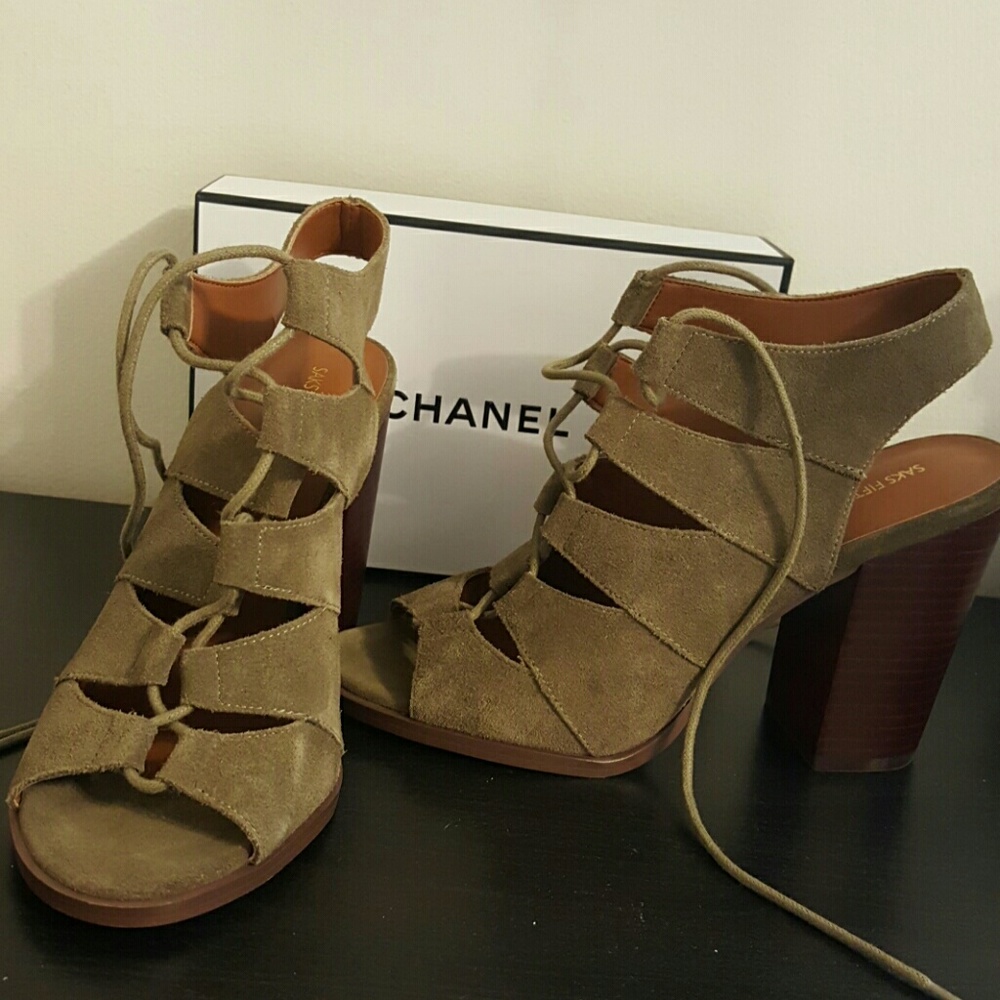 Gorgeous saks 5th Ave olive green heels