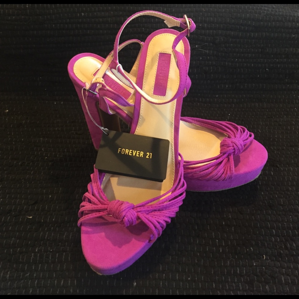 NWT. Super cute strappy heels 👠