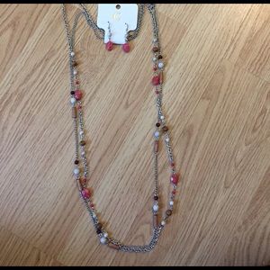 Super cute necklace and earring set!