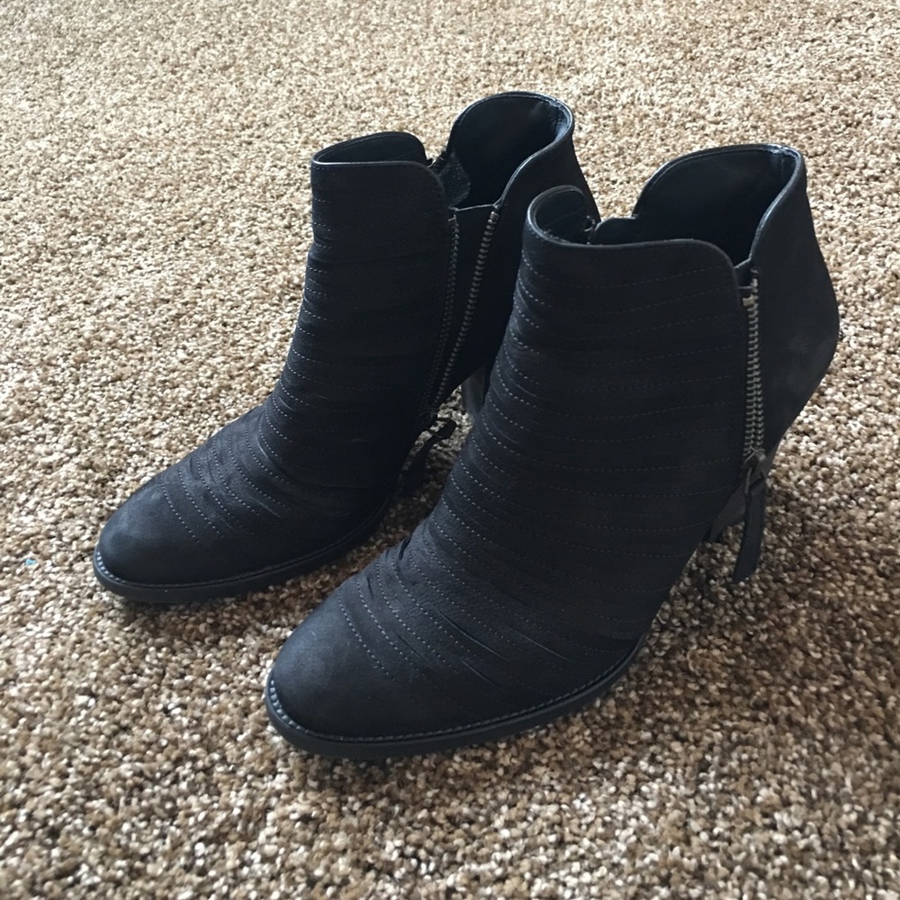 Like New! Paul Green Malibu Sliced Zip Bootie.