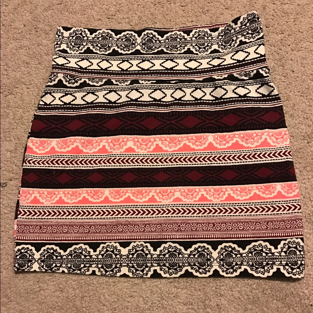 Tight pattern skirt