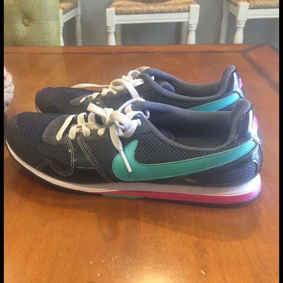 Nike - Picture 2 of 4