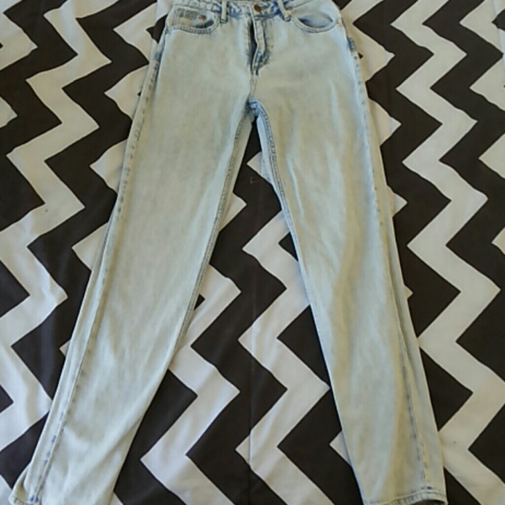 Light Denim Mom Jeans (26/32)