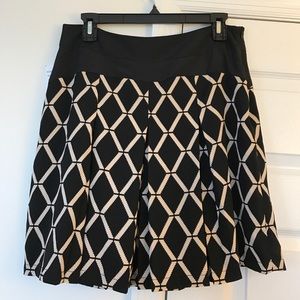 Super cute, patterned, pleated skirt