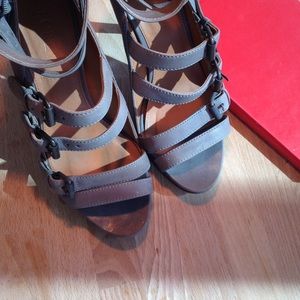 J crew. 5 1/2. Made in italy. Grey leather.