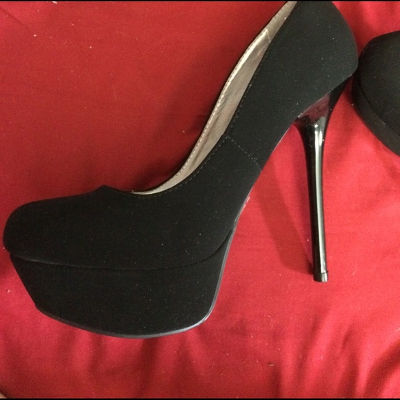 Black heels - Picture 2 of 2