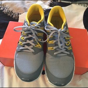 Men's Sz 10 livestrong running shoes