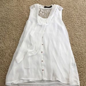 Sleeveless flowy blouse w/ neck tie & lace detail