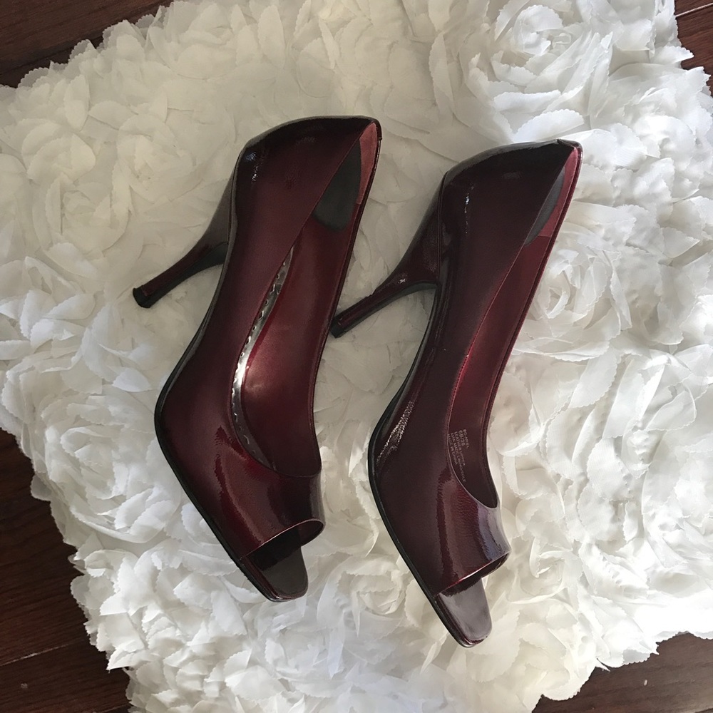 🔥NWOT-BCBGeneration maroon heels 👠