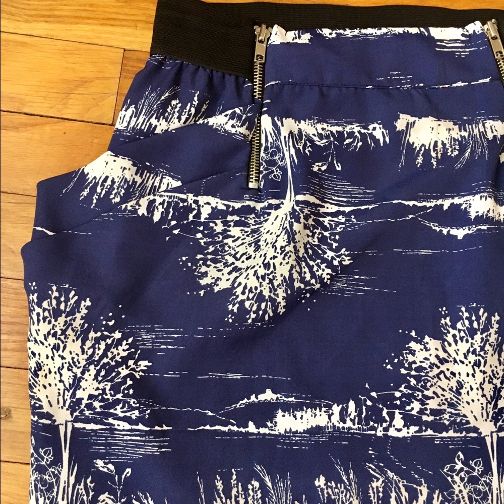 Navy blue tree design mini skirt with pockets Sz S - Picture 2 of 3