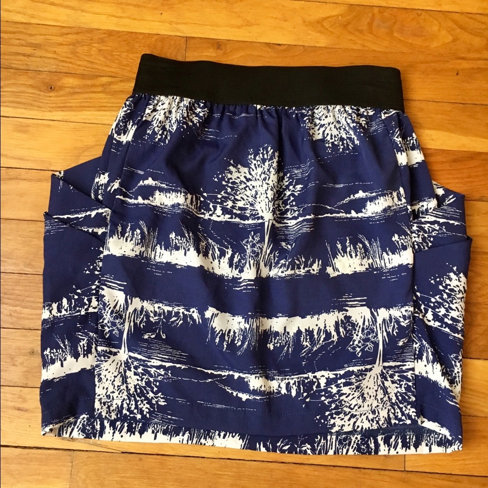 Navy blue tree design mini skirt with pockets Sz S - Picture 3 of 3