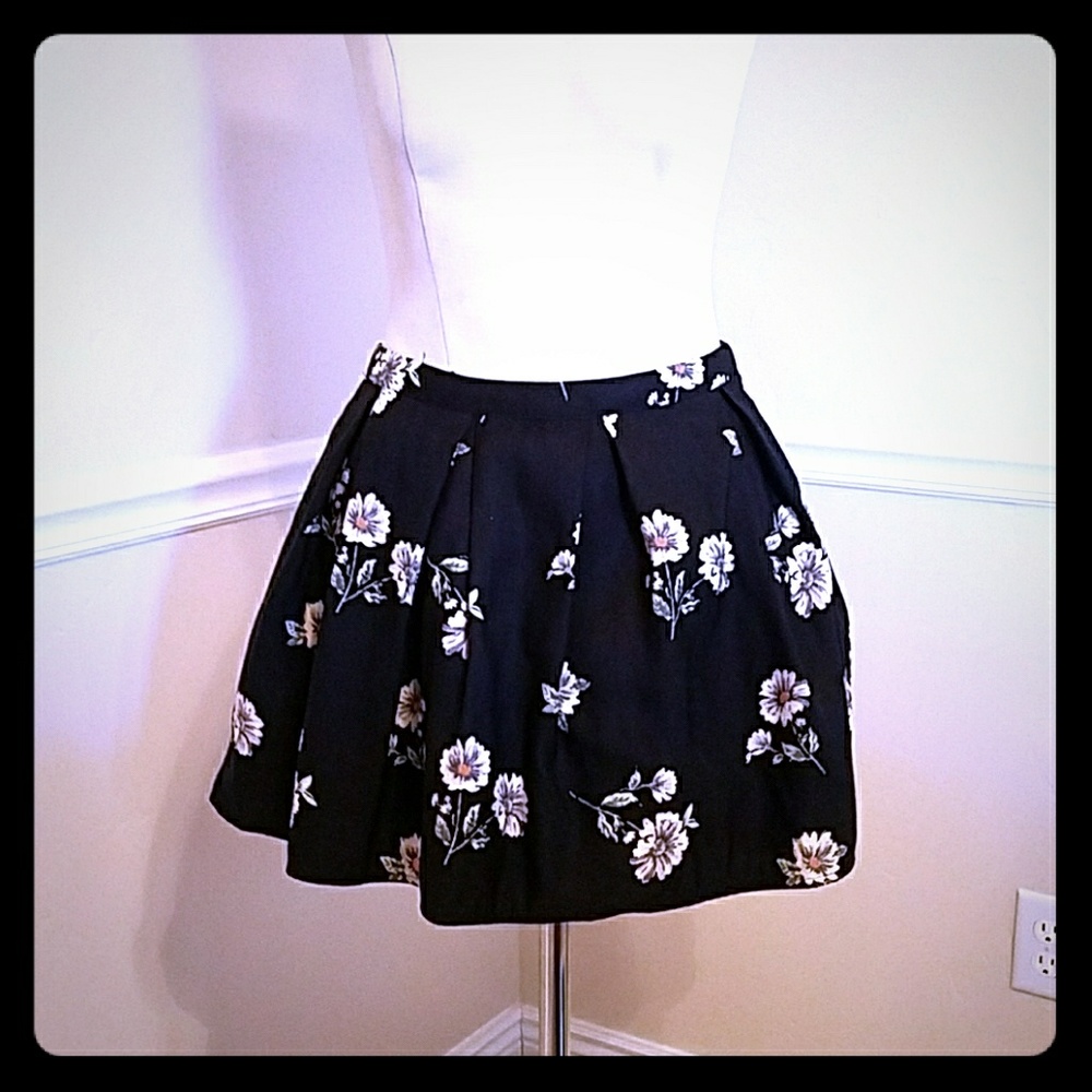 Black & floral skirt with lining size US 28