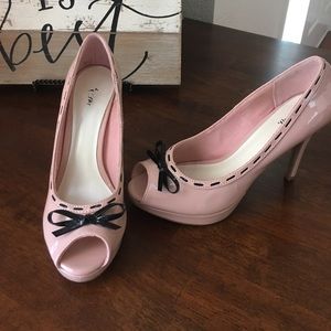 Fioni pink pinup pumps