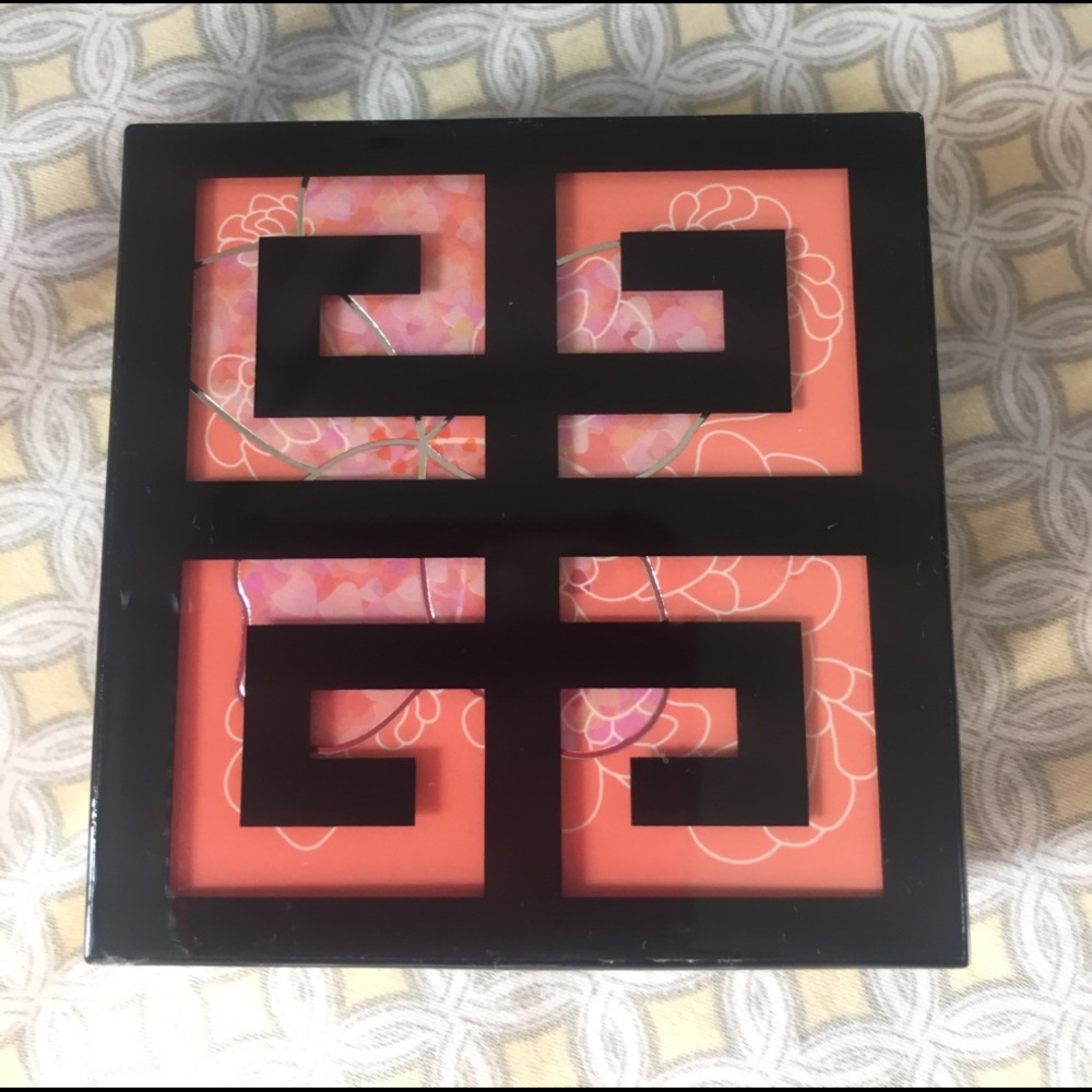 Givenchy Unique Compact Powder - Picture 3 of 4