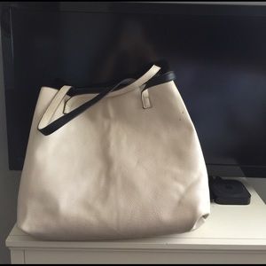 Reversible faux leather black/nude tote