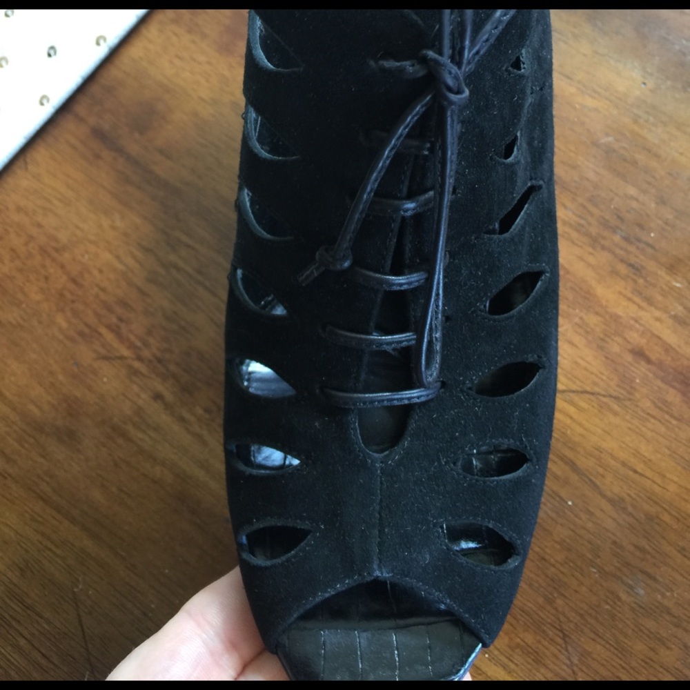Donald J Pliner Blk suede lace up shoe. SZ 9