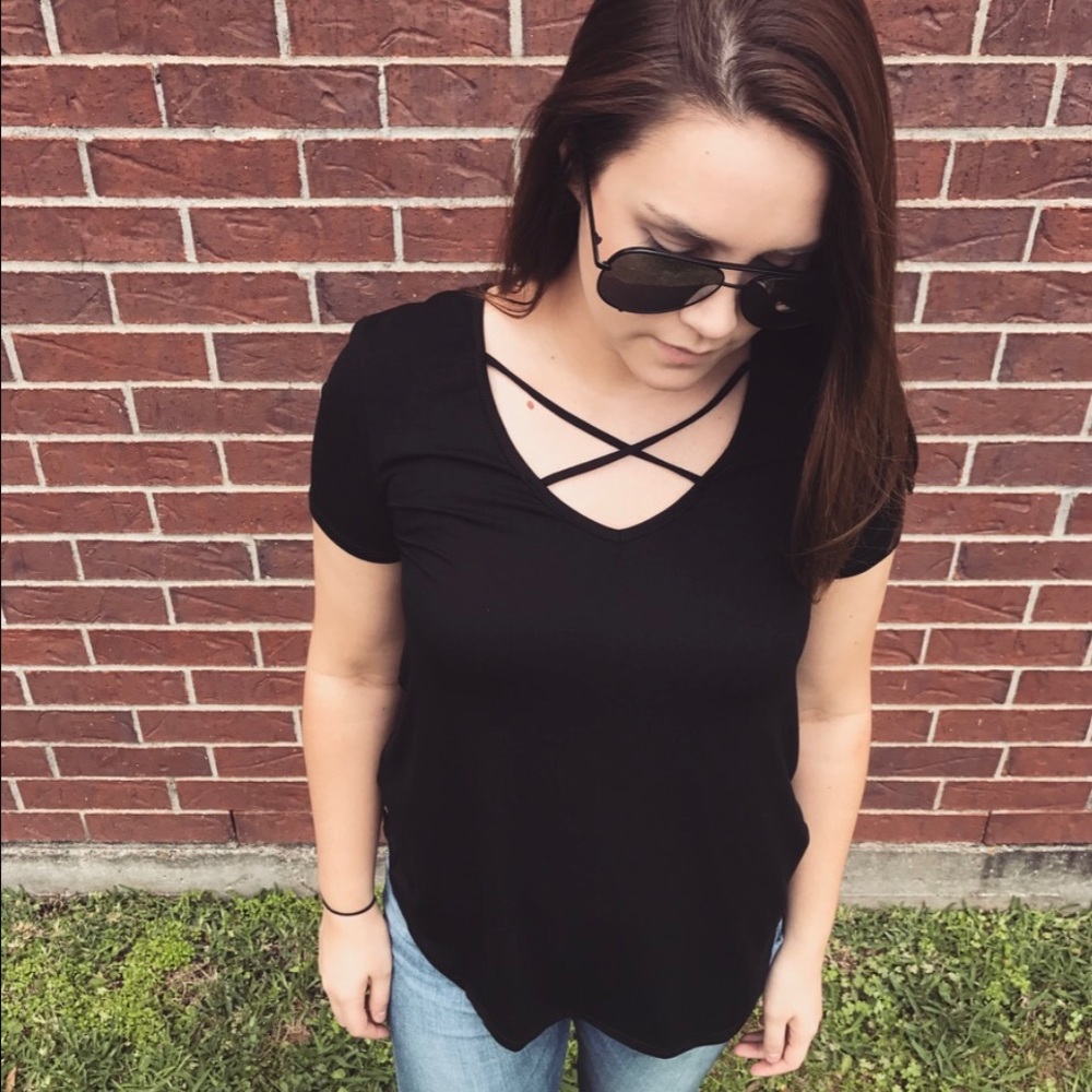 🔴SALE🔴 Black strappy v neck ✨✨