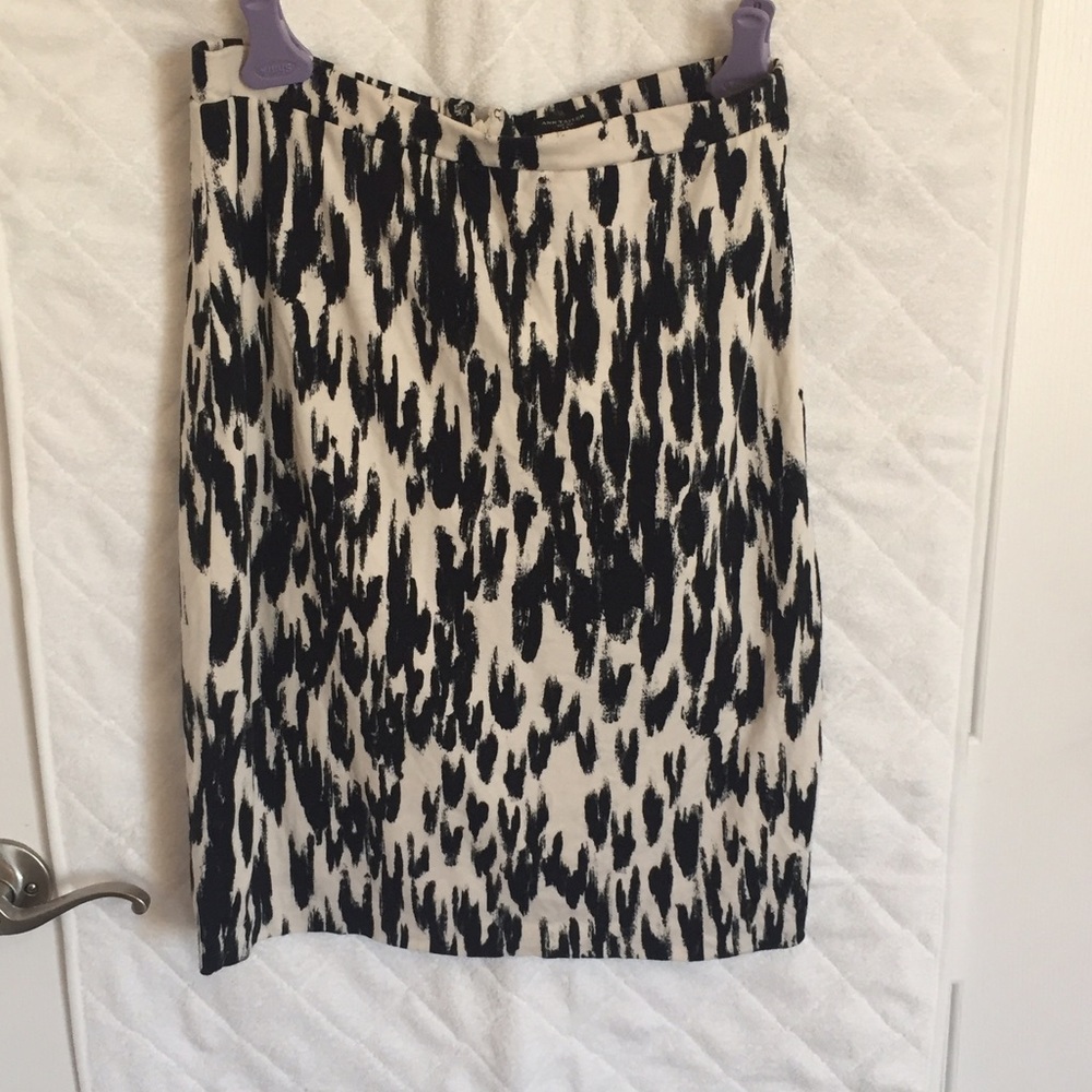 Ann Taylor Black/White Knee length skirt Sz 2