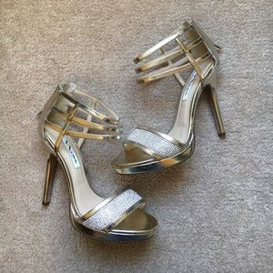 ✨Nina Fable Heels - Platino - Size 6.5✨