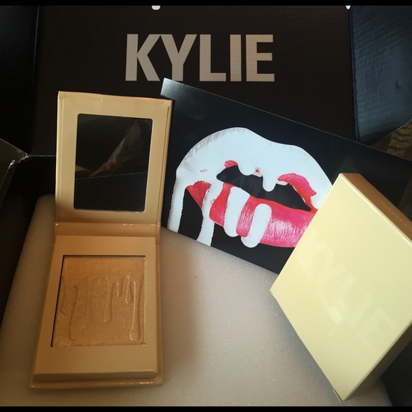 🌸NEW! KYLIES "BANANA SPLIT HIGHLIGHTER - Picture 2 of 4