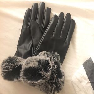 Leather gloves with fur